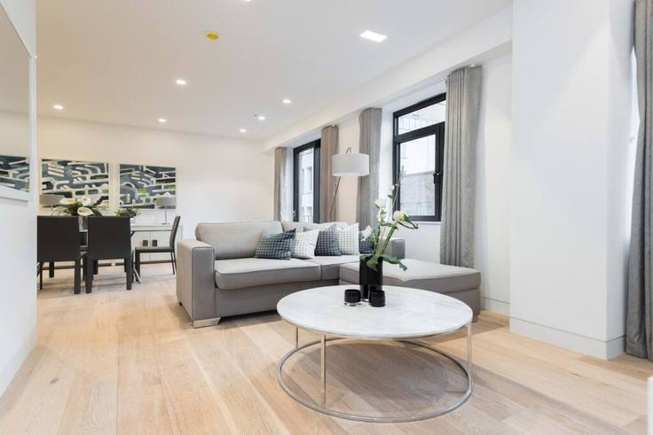 Salle de séjour élégante avec mobilier moderne dans un appartement à Building York Buildings - welcome-london-ltd - 1511457 à City of Westminster, London