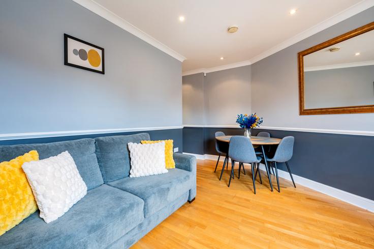 Salle de séjour élégante avec mobilier moderne dans un appartement à Building Cambridge Circus - welcome-london-ltd - 1511461 à City of Westminster, London