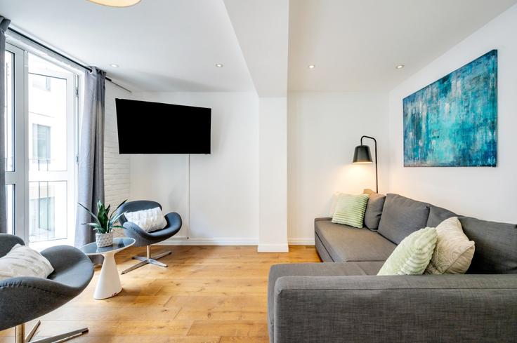 Sala de estar elegantemente projetada com móveis modernos em um apartamento no Building Shelton Street - welcome-london-ltd - 1511463 em City of Westminster, London Sala de estar elegantemente projetada com móveis modernos em um apartamento no Building Shelton Street - welcome-london-ltd - 1511463 em City of Westminster, London