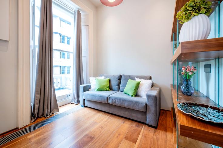 Sala de estar elegantemente projetada com móveis modernos em um apartamento no Building Emperor's Gate - welcome-london-ltd - 1511465 em Royal Borough of Kensington and Chelsea, London Sala de estar elegantemente projetada com móveis modernos em um apartamento no Building Emperor's Gate - welcome-london-ltd - 1511465 em Royal Borough of Kensington and Chelsea, London