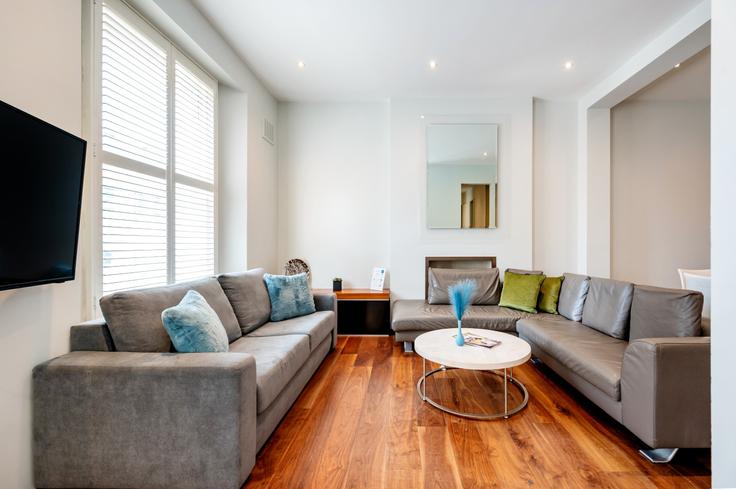 Sala de estar elegantemente projetada com móveis modernos em um apartamento no Building Emperor's Gate - welcome-london-ltd - 1511466 em Royal Borough of Kensington and Chelsea, London Sala de estar elegantemente projetada com móveis modernos em um apartamento no Building Emperor's Gate - welcome-london-ltd - 1511466 em Royal Borough of Kensington and Chelsea, London