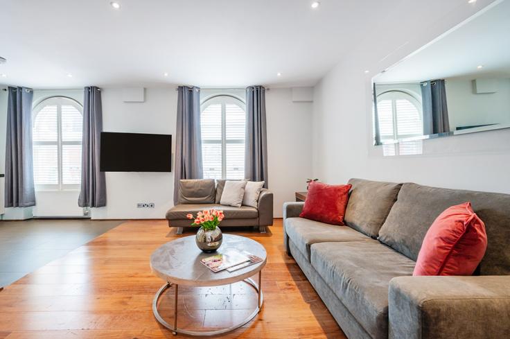 Sala de estar elegantemente projetada com móveis modernos em um apartamento no Building Emperor's Gate - welcome-london-ltd - 1511467 em Royal Borough of Kensington and Chelsea, London Sala de estar elegantemente projetada com móveis modernos em um apartamento no Building Emperor's Gate - welcome-london-ltd - 1511467 em Royal Borough of Kensington and Chelsea, London