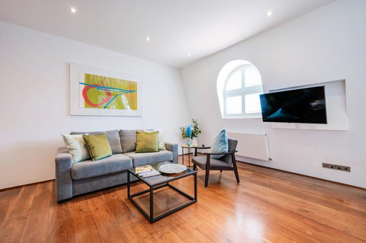 Sala de estar elegantemente projetada com móveis modernos em um apartamento no Building Emperor's Gate - welcome-london-ltd - 1511468 em Royal Borough of Kensington and Chelsea, London Sala de estar elegantemente projetada com móveis modernos em um apartamento no Building Emperor's Gate - welcome-london-ltd - 1511468 em Royal Borough of Kensington and Chelsea, London
