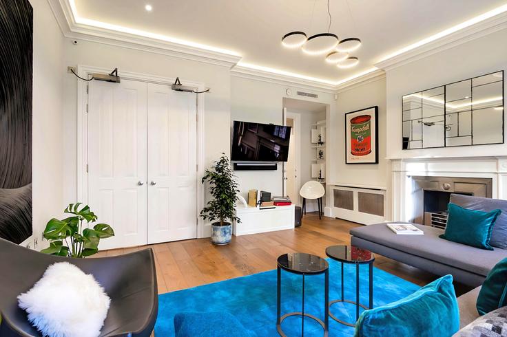 Elegant gestaltetes Wohnzimmer mit moderner Einrichtung in einer Wohnung im Building Craven Street - welcome-london-ltd - 1511471 in City of Westminster, London Elegant gestaltetes Wohnzimmer mit moderner Einrichtung in einer Wohnung im Building Craven Street - welcome-london-ltd - 1511471 in City of Westminster, London