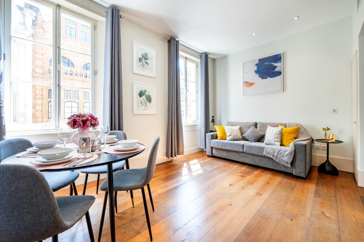 Elegante sala de estar con mobiliario moderno en un apartamento en Building Maddox Street - welcome-london-ltd - 1511475 en City of Westminster, London