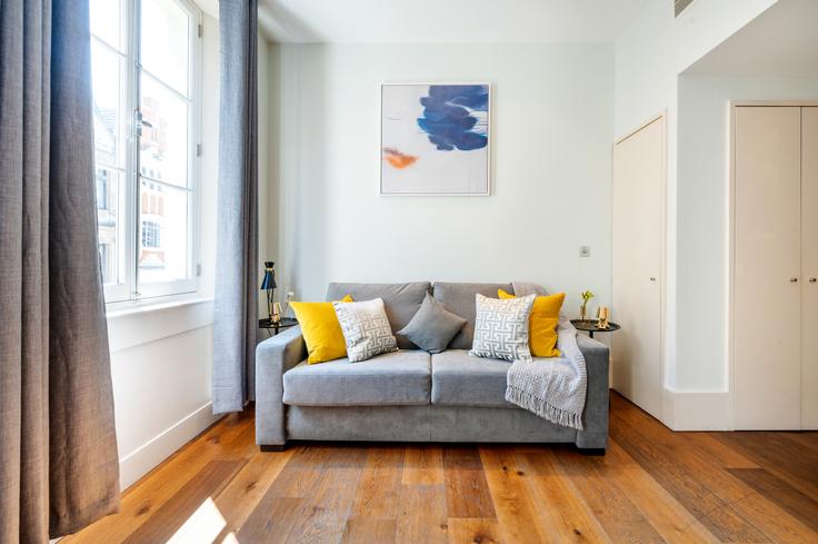 Sala de estar elegantemente projetada com móveis modernos em um apartamento no Building Maddox Street - welcome-london-ltd - 1511475 em City of Westminster, London Sala de estar elegantemente projetada com móveis modernos em um apartamento no Building Maddox Street - welcome-london-ltd - 1511475 em City of Westminster, London