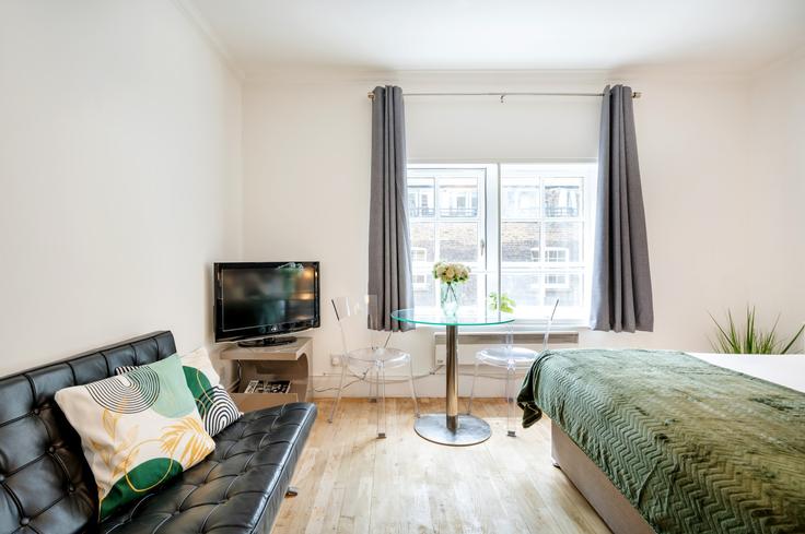 Building Short's Gardens - welcome-london-ltd - 1511476 adresindeki bir dairede modern mobilyalarla zarif bir şekilde tasarlanmış oturma odası City of Westminster, London