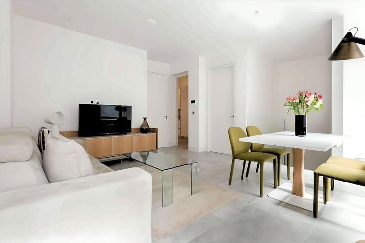 Elegant gestaltetes Wohnzimmer mit moderner Einrichtung in einer Wohnung im Building York Buildings - welcome-london-ltd - 1511477 in City of Westminster, London