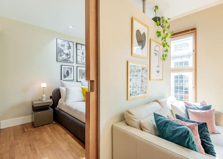 Salle de séjour élégante avec mobilier moderne dans un appartement à Building Haymarket - welcome-london-ltd - 1511478 à City of Westminster, London