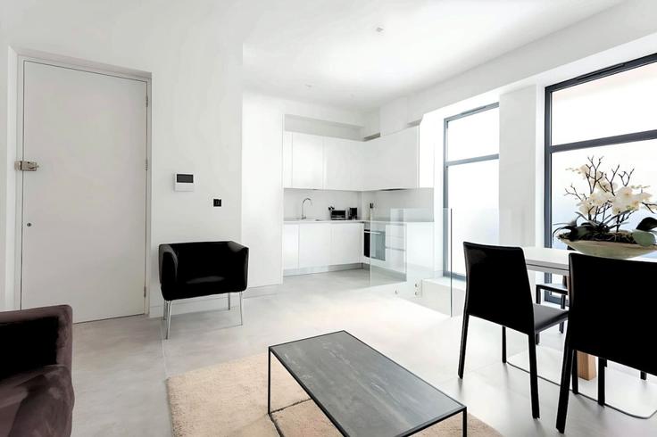 Elegant gestaltetes Wohnzimmer mit moderner Einrichtung in einer Wohnung im Building York Buildings - welcome-london-ltd - 1511479 in City of Westminster, London