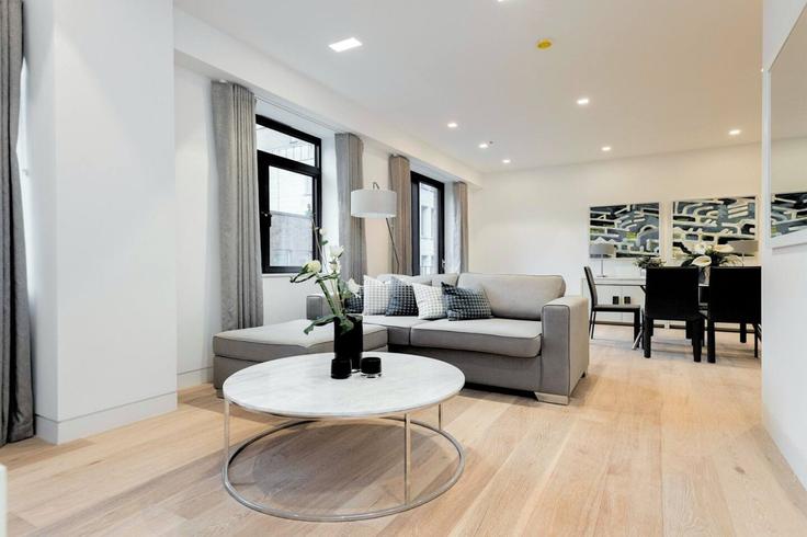 Sala de estar elegantemente projetada com móveis modernos em um apartamento no Building York Buildings - welcome-london-ltd - 1511481 em City of Westminster, London Sala de estar elegantemente projetada com móveis modernos em um apartamento no Building York Buildings - welcome-london-ltd - 1511481 em City of Westminster, London