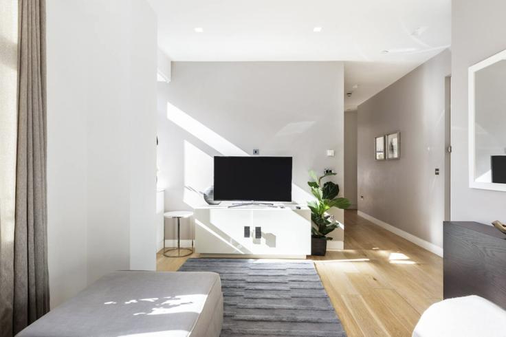 Elegante sala de estar con mobiliario moderno en un apartamento en Building York Buildings - welcome-london-ltd - 1511481 en City of Westminster, London