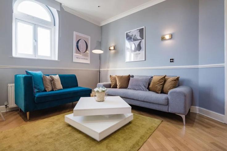 Elegant gestaltetes Wohnzimmer mit moderner Einrichtung in einer Wohnung im Building Shaftesbury Avenue - welcome-london-ltd - 1511482 in City of Westminster, London