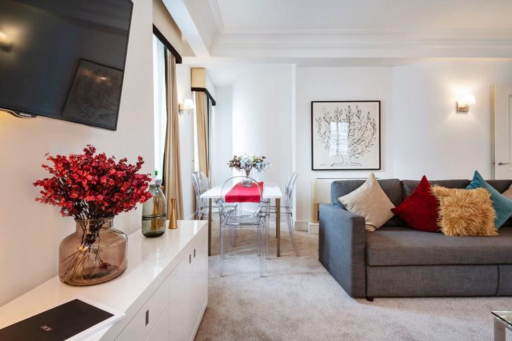 Elegante sala de estar con mobiliario moderno en un apartamento en Building Trafalgar Square - welcome-london-ltd - 1511485 en City of Westminster, London Elegante sala de estar con mobiliario moderno en un apartamento en Building Trafalgar Square - welcome-london-ltd - 1511485 en City of Westminster, London