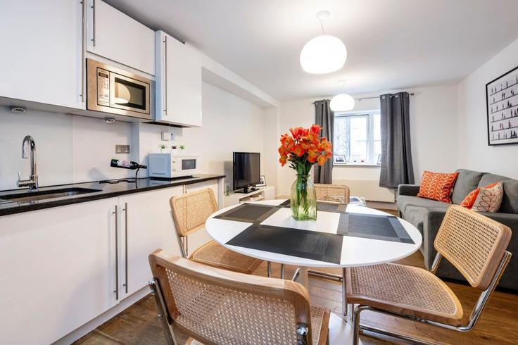 Elegant gestaltetes Wohnzimmer mit moderner Einrichtung in einer Wohnung im Building West Central Street - welcome-london-ltd - 1511487 in London Borough of Camden, London Elegant gestaltetes Wohnzimmer mit moderner Einrichtung in einer Wohnung im Building West Central Street - welcome-london-ltd - 1511487 in London Borough of Camden, London