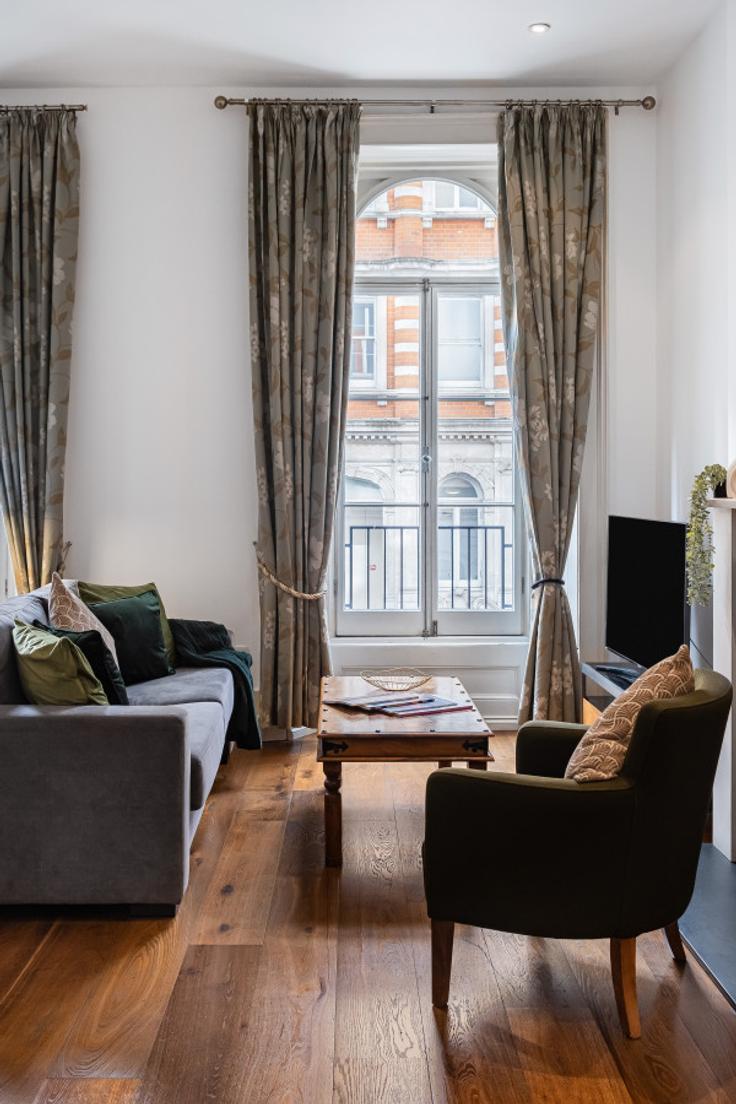 Elegante sala de estar con mobiliario moderno en un apartamento en Building Maddox Street - welcome-london-ltd - 1511490 en City of Westminster, London
