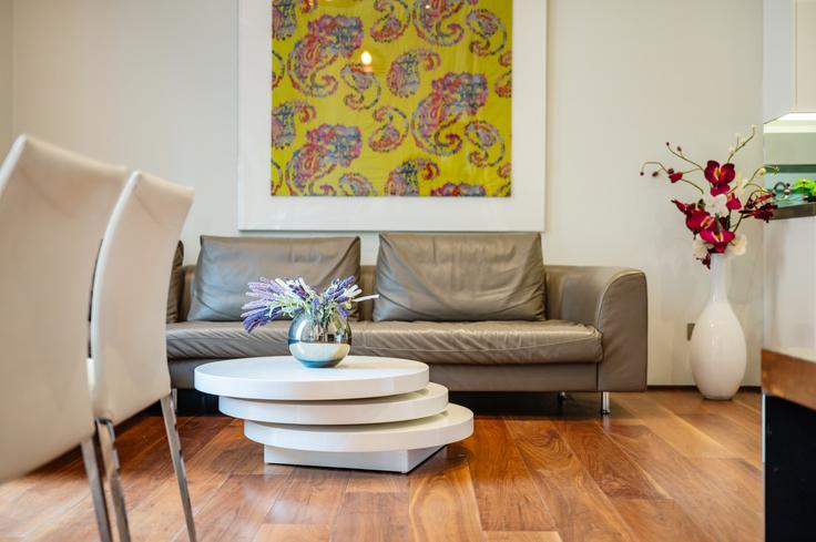 Sala de estar elegantemente projetada com móveis modernos em um apartamento no Building Emperor's Gate - welcome-london-ltd - 1511491 em Royal Borough of Kensington and Chelsea, London Sala de estar elegantemente projetada com móveis modernos em um apartamento no Building Emperor's Gate - welcome-london-ltd - 1511491 em Royal Borough of Kensington and Chelsea, London