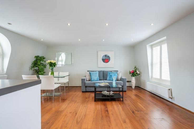Sala de estar elegantemente projetada com móveis modernos em um apartamento no Building Emperor's Gate - welcome-london-ltd - 1511492 em Royal Borough of Kensington and Chelsea, London Sala de estar elegantemente projetada com móveis modernos em um apartamento no Building Emperor's Gate - welcome-london-ltd - 1511492 em Royal Borough of Kensington and Chelsea, London