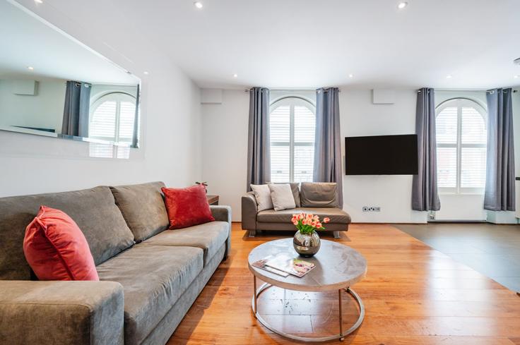 Sala de estar elegantemente projetada com móveis modernos em um apartamento no Building Emperor's Gate - welcome-london-ltd - 1511493 em Royal Borough of Kensington and Chelsea, London Sala de estar elegantemente projetada com móveis modernos em um apartamento no Building Emperor's Gate - welcome-london-ltd - 1511493 em Royal Borough of Kensington and Chelsea, London