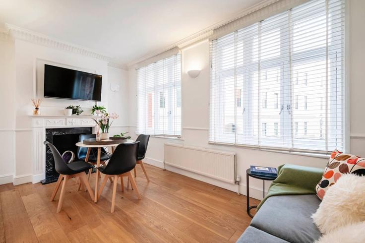 Building Bedfordbury - welcome-london-ltd - 1511494 adresindeki bir dairede modern mobilyalarla zarif bir şekilde tasarlanmış oturma odası City of Westminster, London