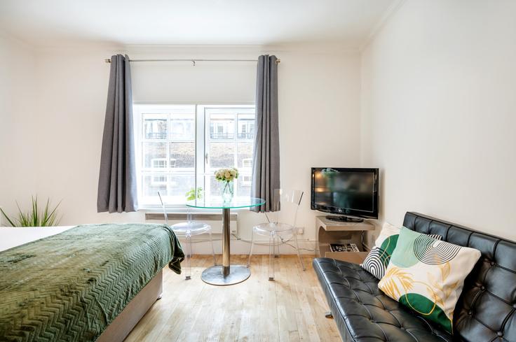 Salle de séjour élégante avec mobilier moderne dans un appartement à Building Short's Gardens - welcome-london-ltd - 1511496 à City of Westminster, London
