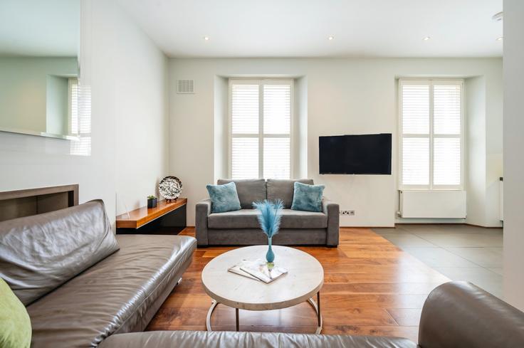 Sala de estar elegantemente projetada com móveis modernos em um apartamento no Building Emperor's Gate - welcome-london-ltd - 1511497 em Royal Borough of Kensington and Chelsea, London Sala de estar elegantemente projetada com móveis modernos em um apartamento no Building Emperor's Gate - welcome-london-ltd - 1511497 em Royal Borough of Kensington and Chelsea, London
