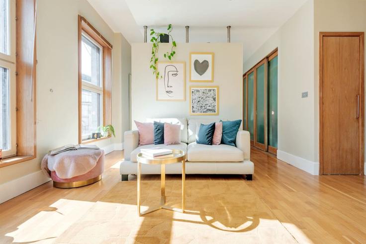 Salle de séjour élégante avec mobilier moderne dans un appartement à Building Haymarket - welcome-london-ltd - 1511498 à City of Westminster, London