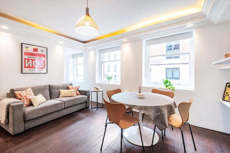 Building Bedfordbury - welcome-london-ltd - 1511500 adresindeki bir dairede modern mobilyalarla zarif bir şekilde tasarlanmış oturma odası City of Westminster, London