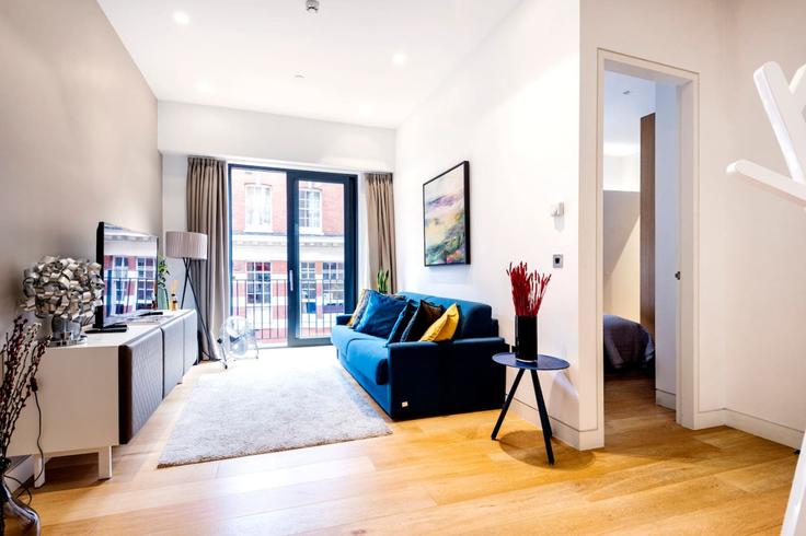 Sala de estar elegantemente projetada com móveis modernos em um apartamento no Building York Buildings - welcome-london-ltd - 1511508 em City of Westminster, London