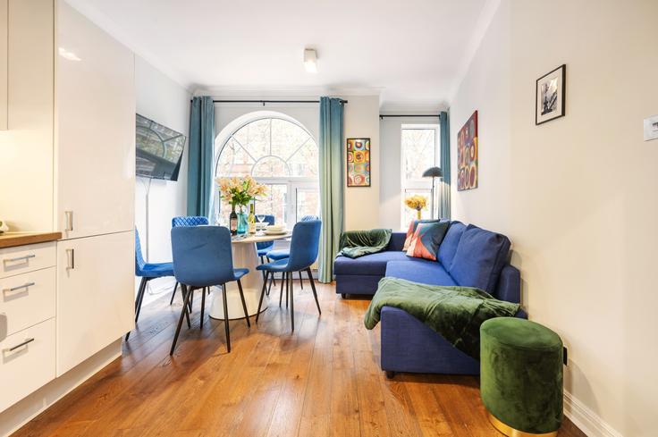 Elegante sala de estar con mobiliario moderno en un apartamento en Building Charing Cross Road - welcome-london-ltd - 1511509 en City of Westminster, London