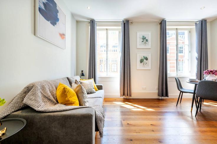 Elegante sala de estar con mobiliario moderno en un apartamento en Building Maddox Street - welcome-london-ltd - 1511510 en City of Westminster, London