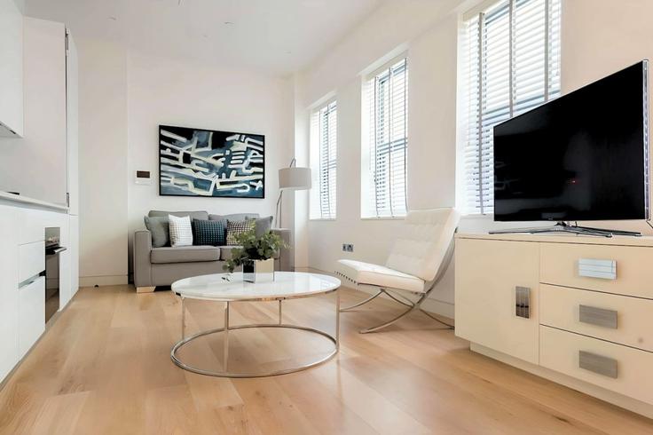 Elegant gestaltetes Wohnzimmer mit moderner Einrichtung in einer Wohnung im Building York Buildings - welcome-london-ltd - 1511511 in City of Westminster, London