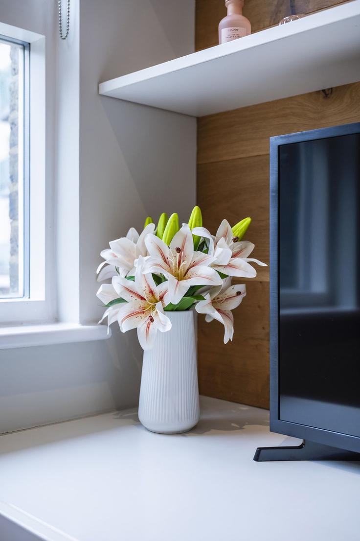 Elegant gestaltetes Wohnzimmer mit moderner Einrichtung in einer Wohnung im Building Strand - welcome-london-ltd - 1511518 in City of Westminster, London Elegant gestaltetes Wohnzimmer mit moderner Einrichtung in einer Wohnung im Building Strand - welcome-london-ltd - 1511518 in City of Westminster, London