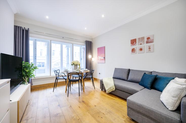 Elegante sala de estar con mobiliario moderno en un apartamento en Building Strand - welcome-london-ltd - 1511518 en City of Westminster, London Elegante sala de estar con mobiliario moderno en un apartamento en Building Strand - welcome-london-ltd - 1511518 en City of Westminster, London