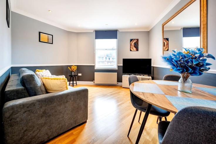 Salle de séjour élégante avec mobilier moderne dans un appartement à Building Cambridge Circus - welcome-london-ltd - 1511520 à City of Westminster, London