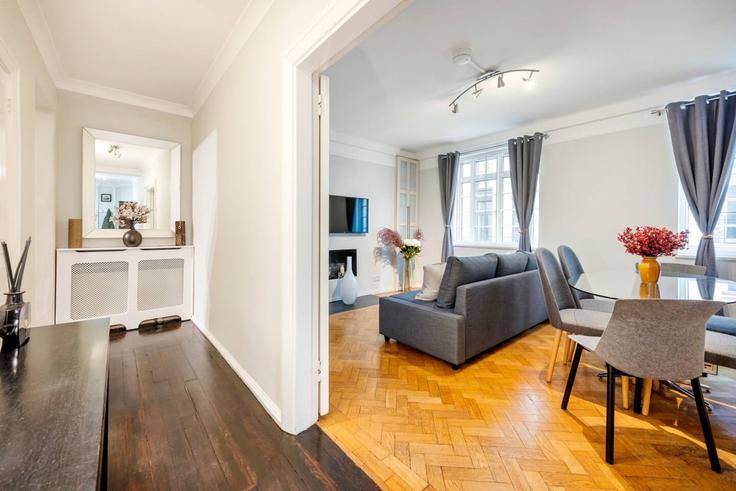 London City of WestminsterのBuilding Palace Street - welcome-london-ltd - 1511521のアパートメントにある、モダンな家具を備えたエレガントなデザインのリビングルーム London City of WestminsterのBuilding Palace Street - welcome-london-ltd - 1511521のアパートメントにある、モダンな家具を備えたエレガントなデザインのリビングルーム