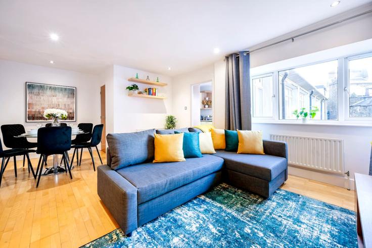 Elegante sala de estar con mobiliario moderno en un apartamento en Building Saint Martin's Lane - welcome-london-ltd - 1511522 en City of Westminster, London Elegante sala de estar con mobiliario moderno en un apartamento en Building Saint Martin's Lane - welcome-london-ltd - 1511522 en City of Westminster, London