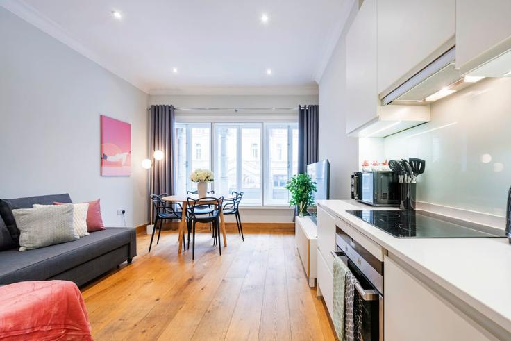 Elegante sala de estar con mobiliario moderno en un apartamento en Building Strand - welcome-london-ltd - 1511524 en City of Westminster, London Elegante sala de estar con mobiliario moderno en un apartamento en Building Strand - welcome-london-ltd - 1511524 en City of Westminster, London