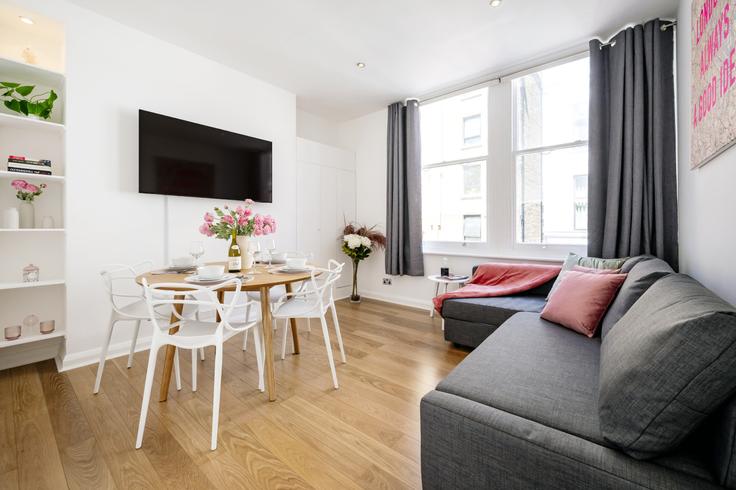 Elegante sala de estar con mobiliario moderno en un apartamento en Building Great Newport Street - welcome-london-ltd - 1511525 en City of Westminster, London Elegante sala de estar con mobiliario moderno en un apartamento en Building Great Newport Street - welcome-london-ltd - 1511525 en City of Westminster, London