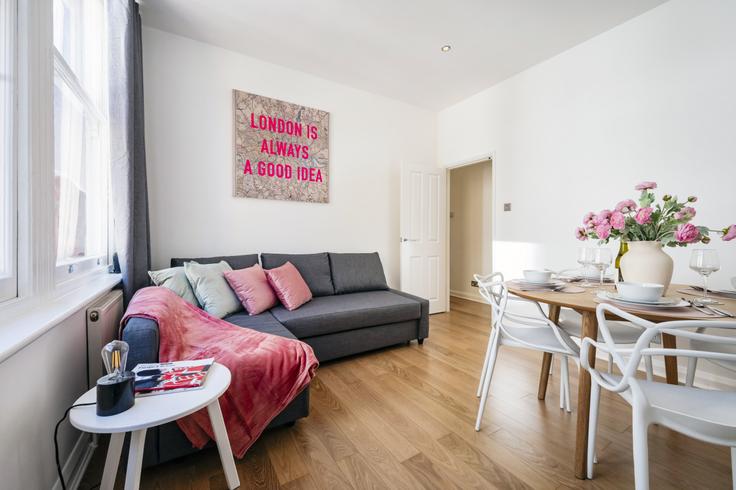 Salle de séjour élégante avec mobilier moderne dans un appartement à Building Great Newport Street - welcome-london-ltd - 1511525 à City of Westminster, London Salle de séjour élégante avec mobilier moderne dans un appartement à Building Great Newport Street - welcome-london-ltd - 1511525 à City of Westminster, London