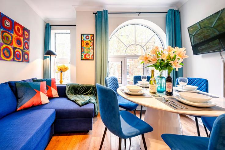Elegante sala de estar con mobiliario moderno en un apartamento en Building Charing Cross Road - welcome-london-ltd - 1511526 en City of Westminster, London
