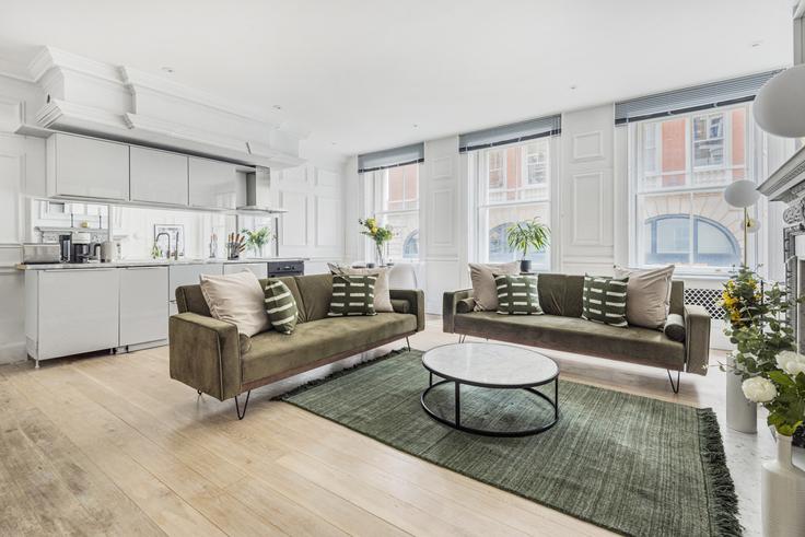 Elegant gestaltetes Wohnzimmer mit moderner Einrichtung in einer Wohnung im Building King Street - welcome-london-ltd - 1511531 in City of Westminster, London Elegant gestaltetes Wohnzimmer mit moderner Einrichtung in einer Wohnung im Building King Street - welcome-london-ltd - 1511531 in City of Westminster, London