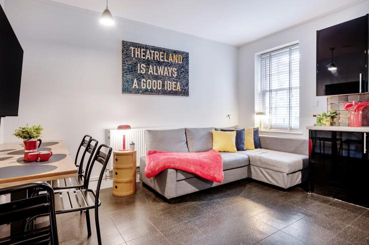 Salle de séjour élégante avec mobilier moderne dans un appartement à Building Betterton Street - welcome-london-ltd - 1511539 à City of Westminster, London
