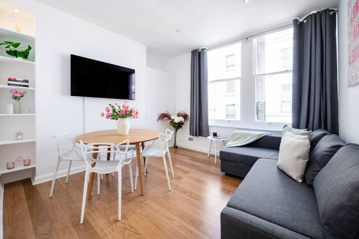 Elegante sala de estar con mobiliario moderno en un apartamento en Building Great Newport Street - welcome-london-ltd - 1511542 en City of Westminster, London Elegante sala de estar con mobiliario moderno en un apartamento en Building Great Newport Street - welcome-london-ltd - 1511542 en City of Westminster, London