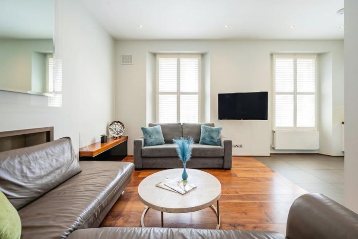 Sala de estar elegantemente projetada com móveis modernos em um apartamento no Building Emperor's Gate - welcome-london-ltd - 1511548 em Royal Borough of Kensington and Chelsea, London Sala de estar elegantemente projetada com móveis modernos em um apartamento no Building Emperor's Gate - welcome-london-ltd - 1511548 em Royal Borough of Kensington and Chelsea, London