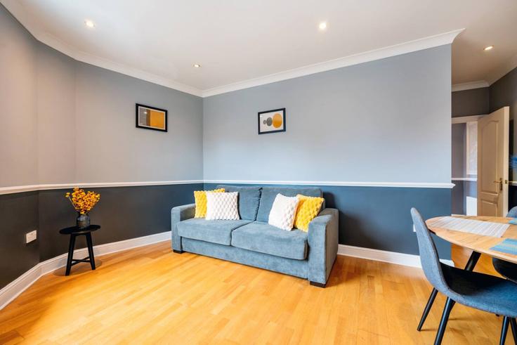 Salle de séjour élégante avec mobilier moderne dans un appartement à Building Shaftesbury Avenue - welcome-london-ltd - 1511549 à City of Westminster, London