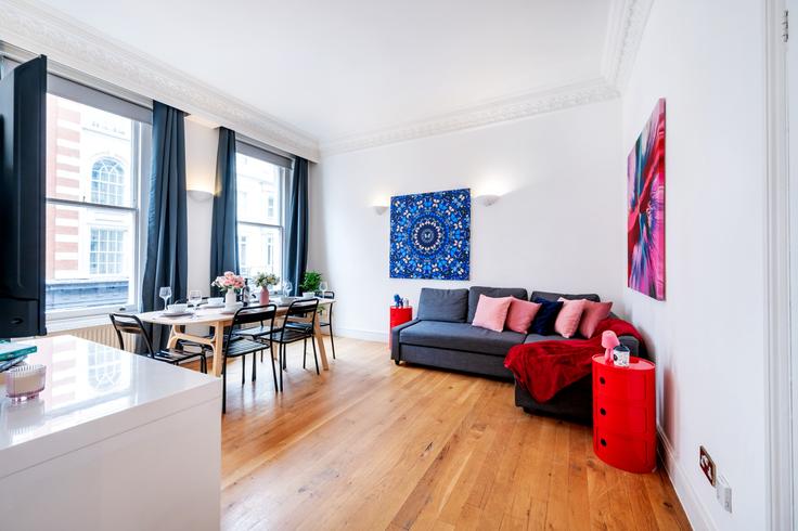 Elegante sala de estar con mobiliario moderno en un apartamento en Building Bedford Street - welcome-london-ltd - 1511553 en City of Westminster, London