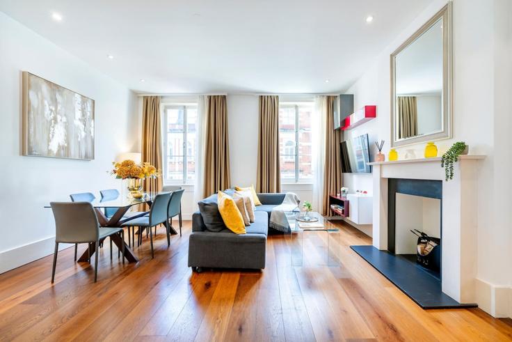 Elegante sala de estar con mobiliario moderno en un apartamento en Building Maddox Street - welcome-london-ltd - 1511554 en City of Westminster, London