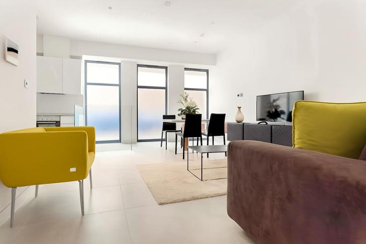 Elegant gestaltetes Wohnzimmer mit moderner Einrichtung in einer Wohnung im Building York Buildings - welcome-london-ltd - 1511556 in City of Westminster, London