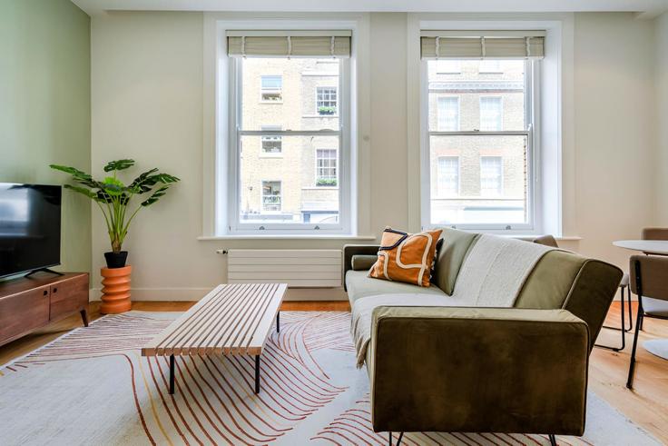 Elegant gestaltetes Wohnzimmer mit moderner Einrichtung in einer Wohnung im Building King Street - welcome-london-ltd - 1511559 in City of Westminster, London Elegant gestaltetes Wohnzimmer mit moderner Einrichtung in einer Wohnung im Building King Street - welcome-london-ltd - 1511559 in City of Westminster, London